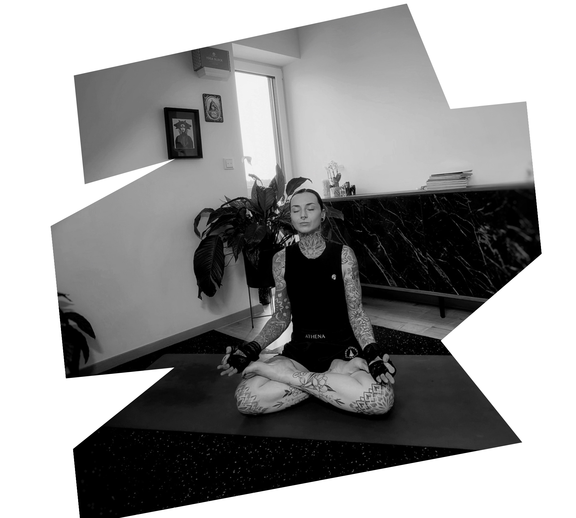 Ich bin Giulia, zertifizierte Yogalehrerin (Hatha & Vinyasa Flow) und Faszientrainerin - und selbst Kampfsportlerin. Mit MuayBalance bringe ich beide Welten zusammen: Athletisches Yoga, das dich wirklich weiter bringt.